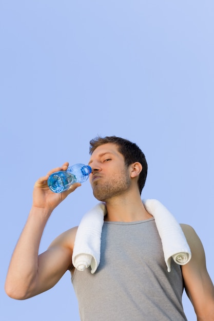 Homme buvant de l&#39;eau après le gymnase