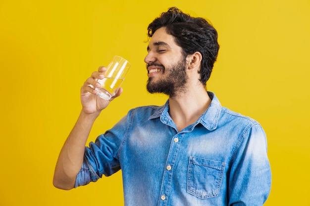 Homme buvant de l'eau dans un verre