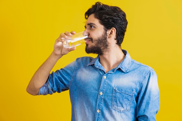 Homme buvant de l'eau dans un verre