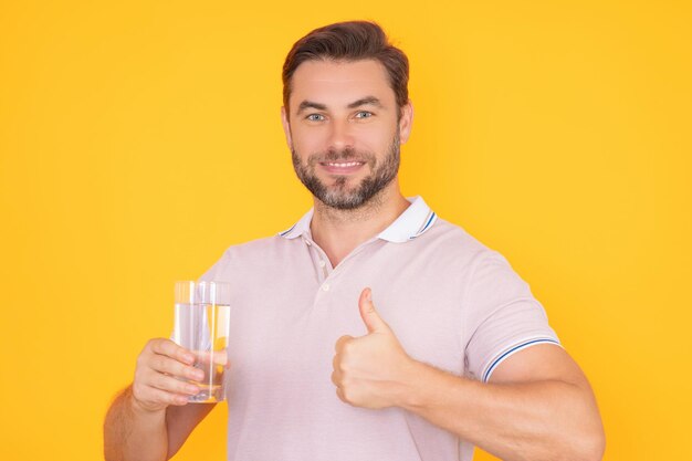 Homme buvant de l'eau portrait d'un homme souriant heureux avec un verre d'eau fraîche un gars assoiffé wa rafraîchissant