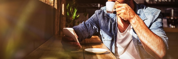 Photo homme buvant une tasse de café