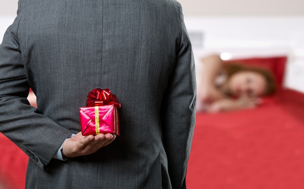 Homme avec un cadeau dans le dos