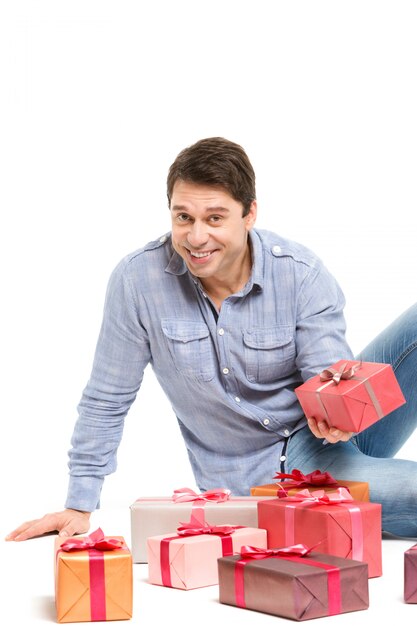 Homme et cadeaux sur blanc.