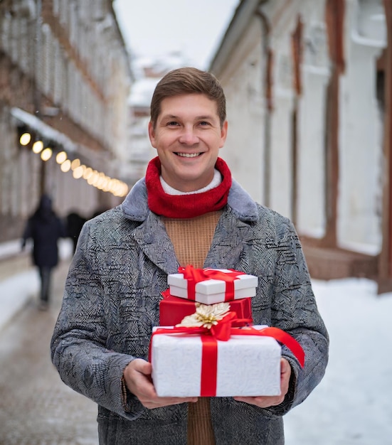 Photo un homme avec des cadeaux dans les mains dans la rue à l'heure du nouvel an