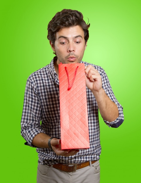 Homme avec des cadeaux pour Noël