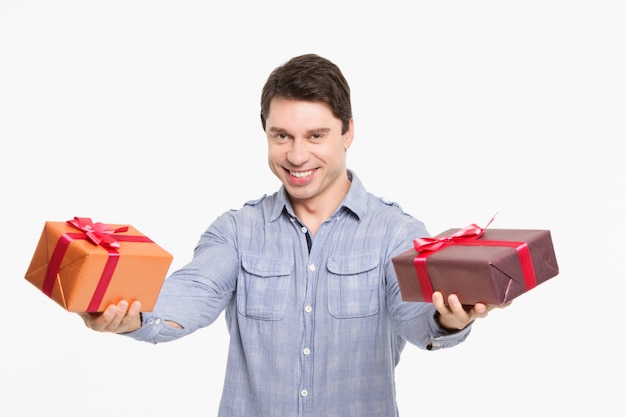 Homme avec des cadeaux