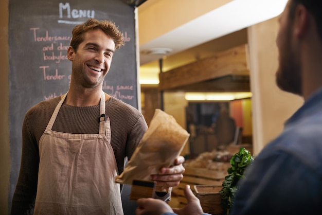 Homme café et client payant pour la vente de nourriture ou de sandwich au supermarché ou à l'étal de l'entrepreneur