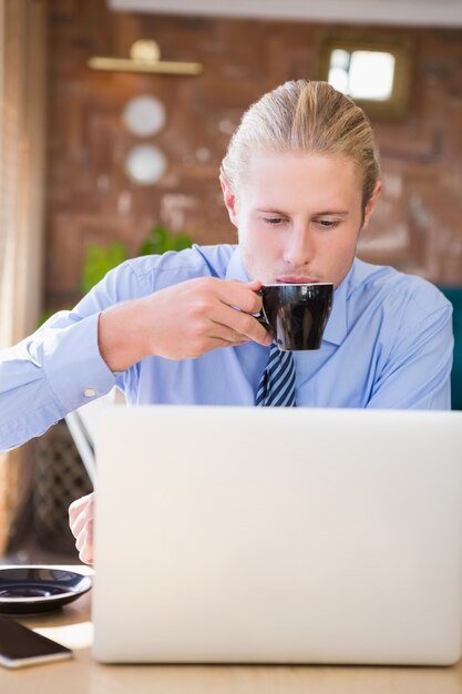 Homme, café, utilisation, ordinateur portable