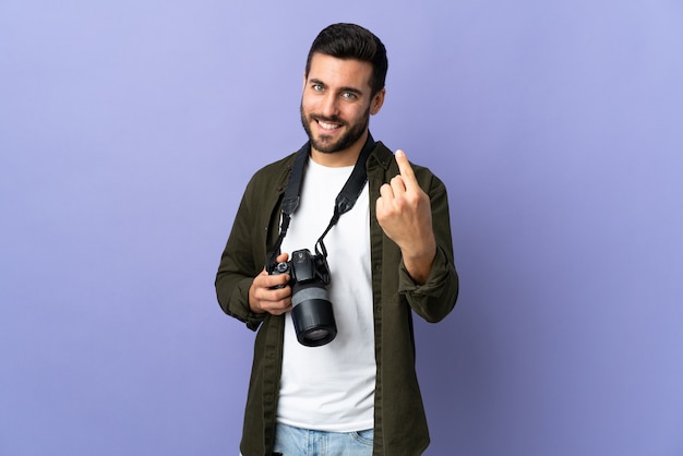 Homme avec une caméra en studio