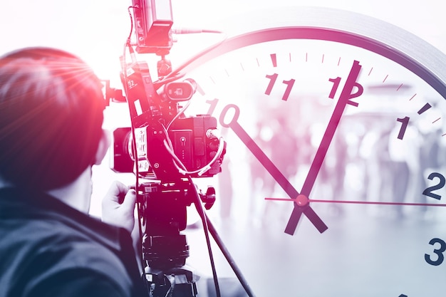 Photo homme de caméra vidéo dans l'industrie de la diffusion d'actualités médiatiques superposition de travail avec horloge pour le travail contre le concept de temps