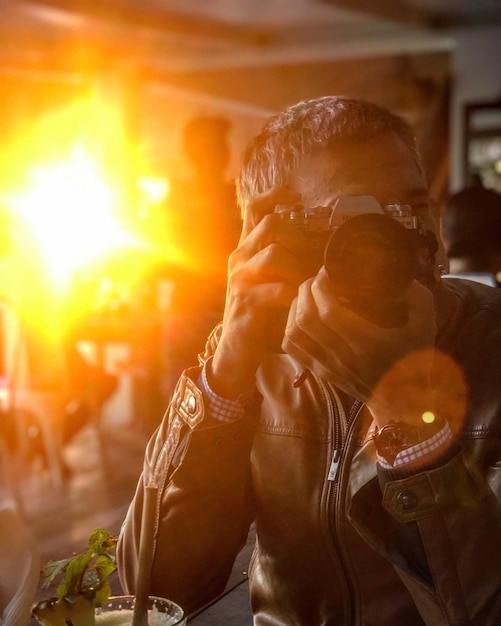 Photo un homme avec une caméra.