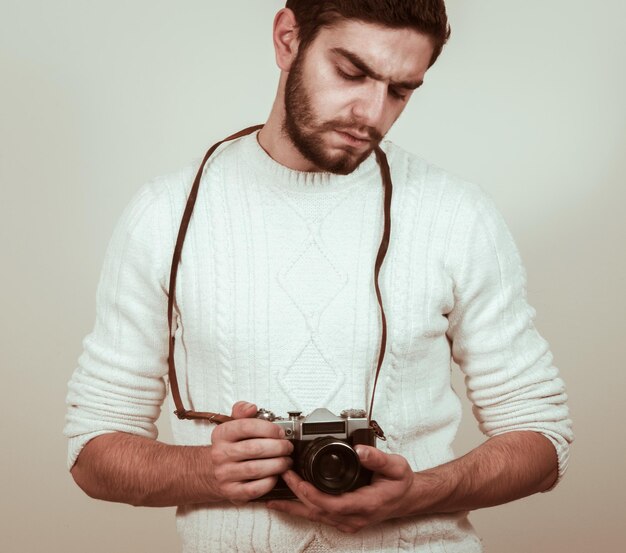 Photo un homme avec une caméra