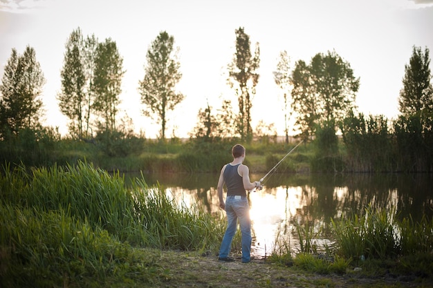 Un homme avec une canne à pêche hobby activités estivales