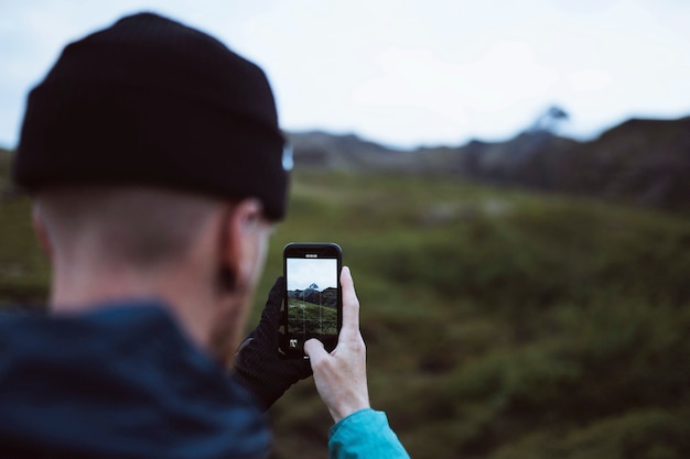 Homme capturant une vue de la nature