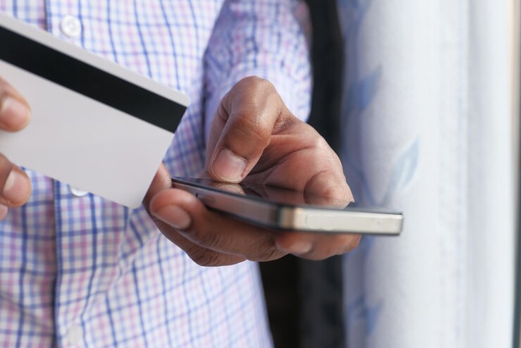 Photo un homme avec une carte de crédit et un smartphone.