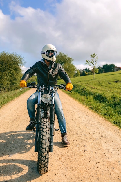 Homme avec casque équitation moto personnalisée