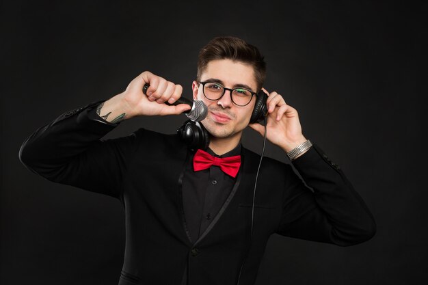 Homme avec casque et microphone sur fond noir