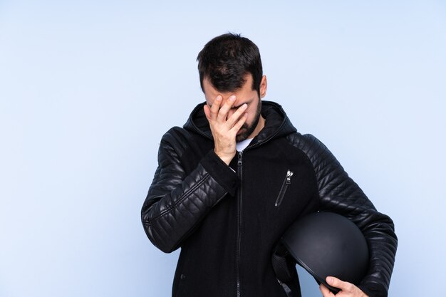 Homme avec un casque de moto avec une expression fatiguée et malade