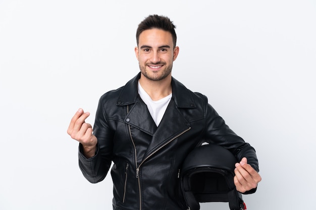 Homme avec un casque de moto faisant le geste de l'argent