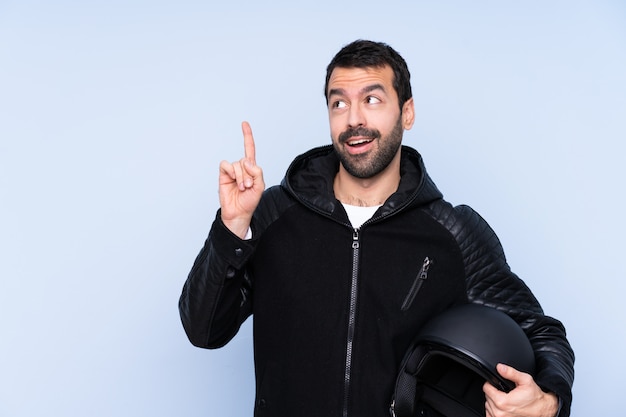 Homme avec casque de moto sur mur isolé