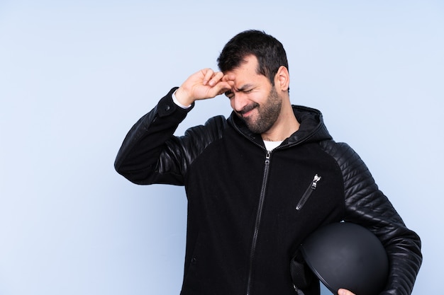 Homme avec un casque de moto sur mur isolé