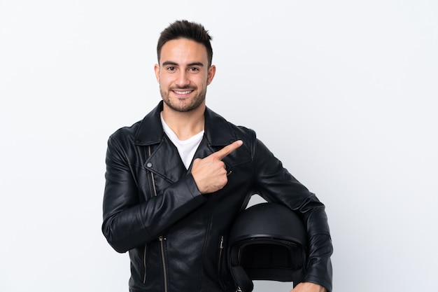 Homme avec un casque de moto pointant vers le côté pour présenter un produit