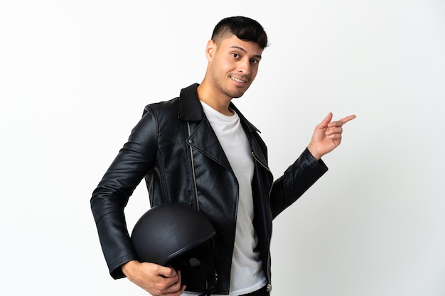 Homme avec un casque de moto en studio