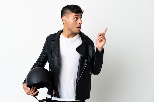 Homme avec un casque de moto en studio