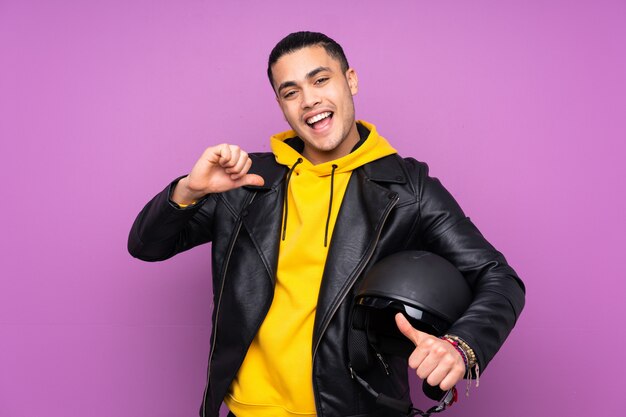 Homme avec un casque de moto sur violet fier et satisfait de lui-même