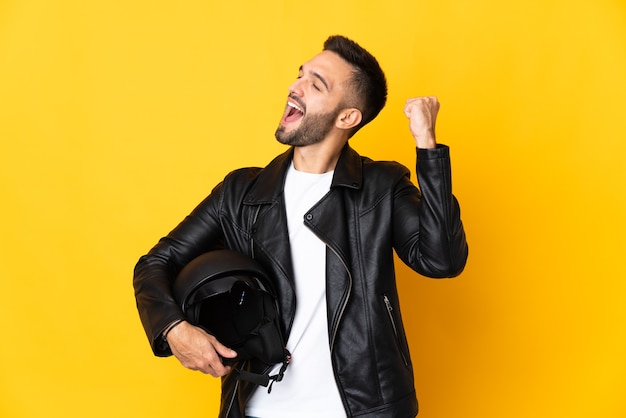 Homme avec un casque de moto