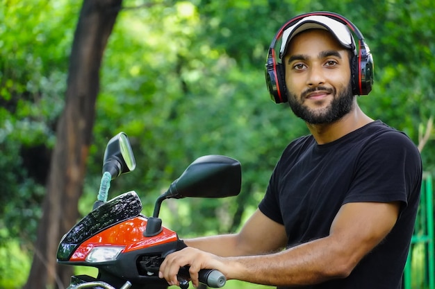 Photo homme avec casque et scotty