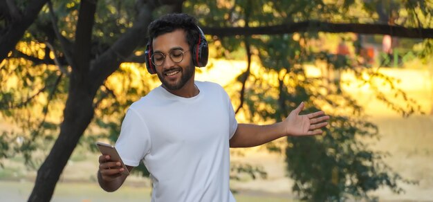 Un homme avec un casque souriant