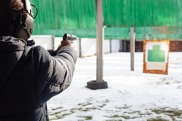 Un homme avec un casque vise la cible