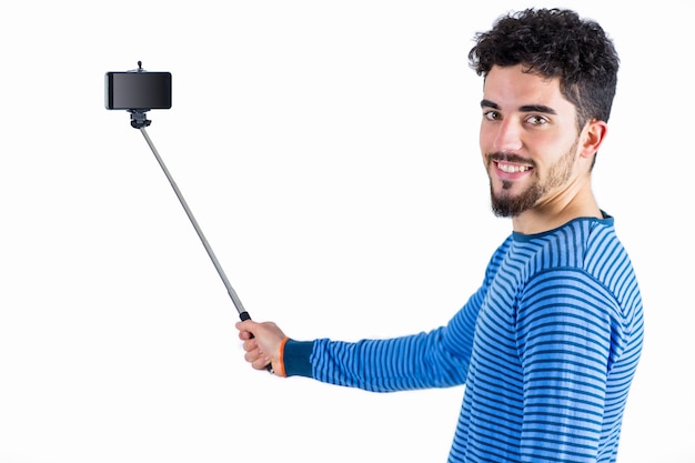 Homme Casual à l&#39;aide d&#39;un bâton de selfie