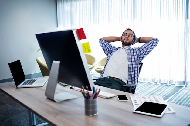 Homme Casual avec les mains derrière la main au repos au bureau