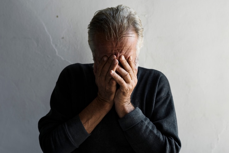 Photo homme caucasien âgé couvrant son visage