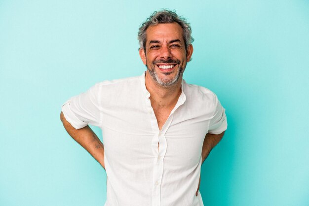 Homme caucasien d'âge moyen isolé sur fond bleu heureux, souriant et joyeux.