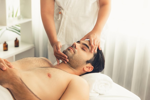 Un homme caucasien apprécie un massage relaxant contre le stress.