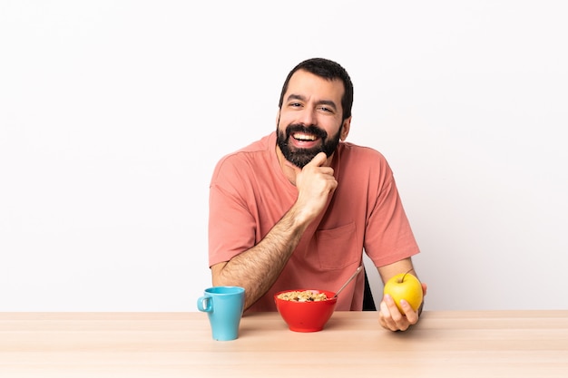 Homme caucasien, avoir, petit déjeuner, dans, a, table, heureux, et, sourire