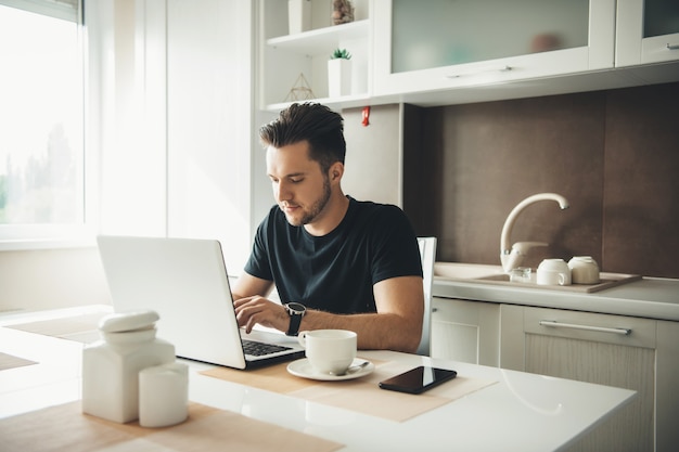 Homme caucasien, à, barbe, reposer ordinateur, dans, cuisine