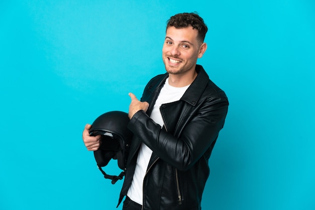 Homme caucasien avec un casque de moto isolé