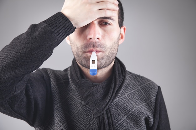 Homme caucasien, contrôle de la température à la maison.