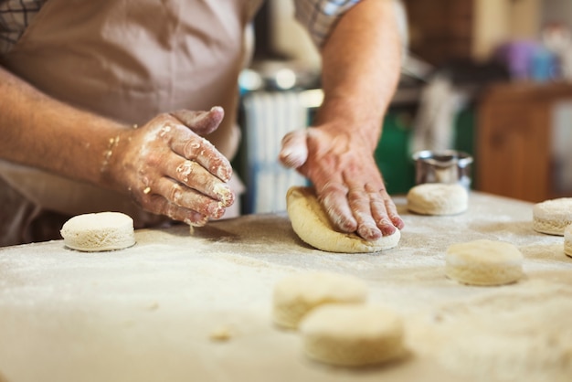 Homme caucasien, cuire des scones à la maison