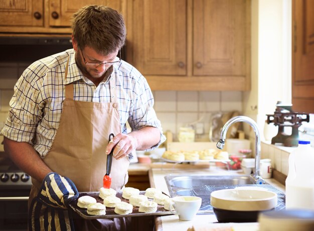 Homme caucasien, cuire des scones à la maison