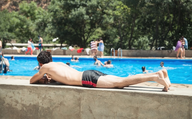 Homme caucasien dans la piscine.