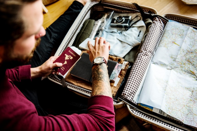 Homme caucasien, emballage, bagage, pour, a, voyage