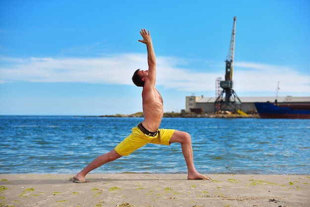 L'homme caucasien fait du yoga