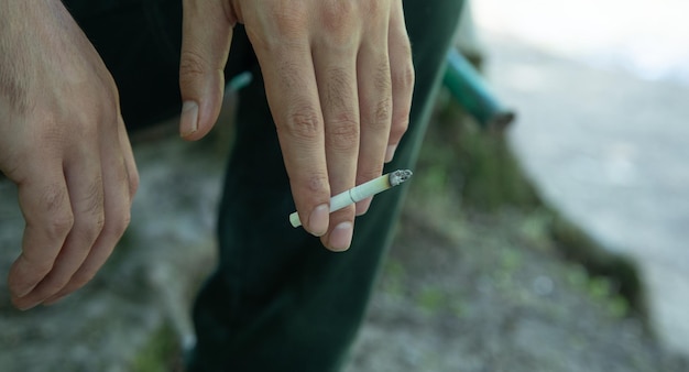 Photo homme caucasien, fumer cigarette