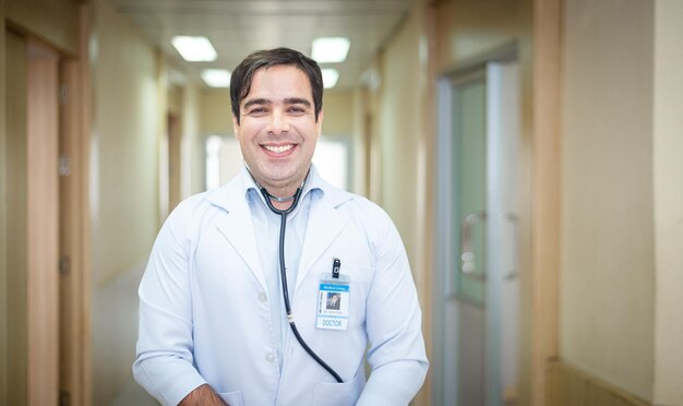 Homme caucasien médecin debout à l'hôpital