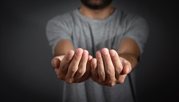 Homme caucasien montrant les mains vides